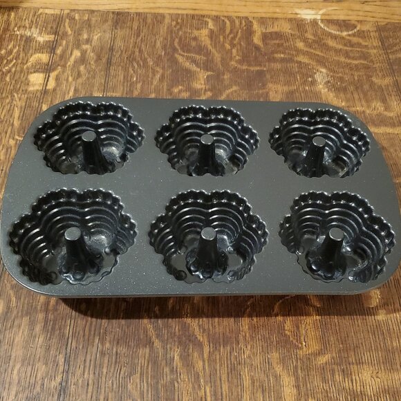 Nordic Ware Bundt Festival 12 Mini Cakelet Baking Pan - Picture 3 of 8